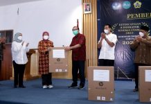 Rektor Beri Penghargaan Ketercapaian IKU dan Mahasiswa Berprestsi 2021