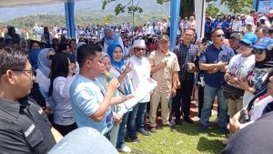 Kopli Ansori saat mengkukuhkan barisan emak-emak