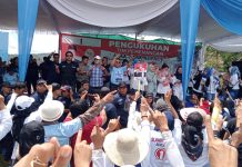 2.651 Emak Emak Bangun Kekuatan Super Power Menangkan Kopli-Roiyana dan Helmi-Mian Tampak ribuan massa antusias mengikuti proses pengukuhan