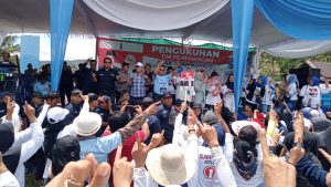 Tampak ribuan massa antusias mengikuti proses pengukuhan