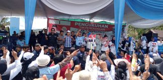 Tampak ribuan massa antusias mengikuti proses pengukuhan
