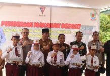 Dukung Program Pemerintah Dan Sambut HUT Brimob Polri Ke – 79, Polda Bengkulu Bagi Makan Siang Bergizi