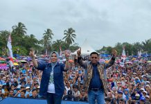 Meski Diguyur Hujan, Kampanye Akbar Kopli Ansori-Roiyana Tetap Dipadati Puluhan Ribu Massa