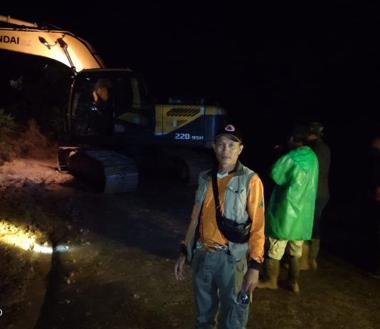 Pemprov Lelet, Cawabup Nomor Urut 1 Roiyana Turunkan Alat Berat Ke Lokasi Longsor