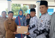 Peringati HGN, Dewi Coryati Serahkan SK Dana PIP Untuk Ribuan Pelajar di Lebong