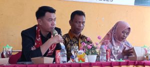 Teks Foto: anggota DPRD Provinsi Bengkulu Berlian Utama Harta menjawab dan menampung aspirasi masyarakat desa Panca Mukti.