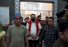 Eks Gubernur Bengkulu Ridwan Mukti Jadi Tersangka Korupsi Lahan Sawit Senilai Rp 61,3 Miliar Mantan Gubernur Bengkulu, Ridwan Mukti saat digiring penyidik