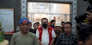 Mantan Gubernur Bengkulu, Ridwan Mukti saat digiring penyidik