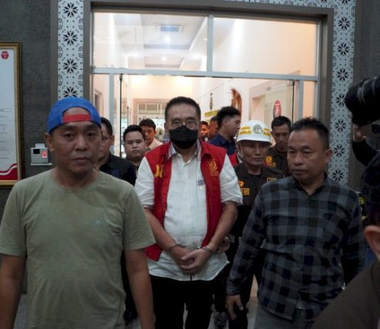 Mantan Gubernur Bengkulu, Ridwan Mukti saat digiring penyidik