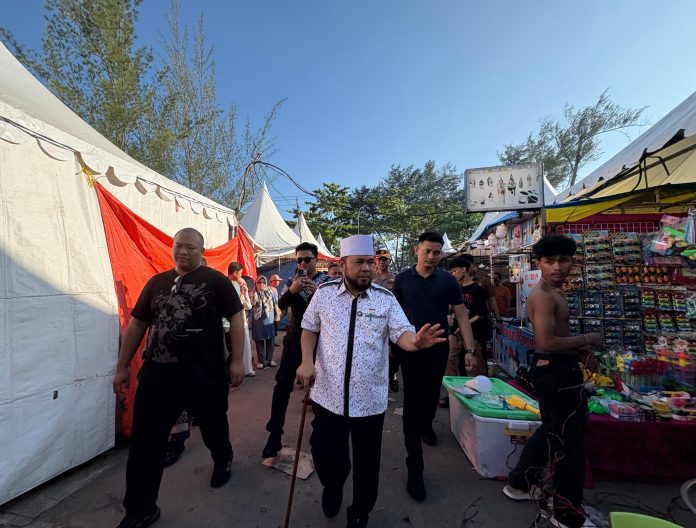 Helmi saat melakukan inspeksi mendadak (sidak) di lokasi pelaksanaan festival yang digelar di kawasan Sport Center Bengkulu, Kamis (26/6/2025) siang/Rakyat Daerah
