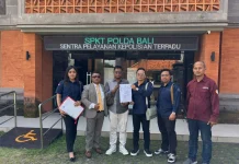 Jurnalis Jawa Pos Radar Bali Andre Sulla (tiga dari kiri) didampingi tim kuasa hukum Solidaritas Jurnalis Bali, Made "Ariel" Suardana dkk dan Benyamin Seran dan Pemred Radar Bali Djoko Heru di SPKT (istimewa/radarbali.id)