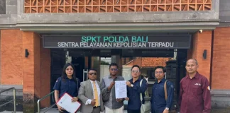 Jurnalis Jawa Pos Radar Bali Andre Sulla (tiga dari kiri) didampingi tim kuasa hukum Solidaritas Jurnalis Bali, Made "Ariel" Suardana dkk dan Benyamin Seran dan Pemred Radar Bali Djoko Heru di SPKT (istimewa/radarbali.id)