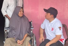Nurma Menahan Tangis Dapat Bantuan Kursi Roda