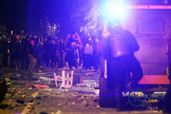Bentrokan Mahasiswa dan Polisi Pecah Saat Demo 28 Agustus-10