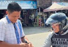 Polisi Ikut Bagikan Ribuan Bendera Merah Putih untuk Warga