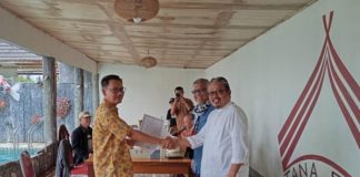 Penyerahan SK pendirian Baitul Tamwil Muhammadiyah oleh Ketua PWM Bengkulu, Fajrul Hamidi kepada pengurus, Rabu, 3 September 2025, Foto: Dok