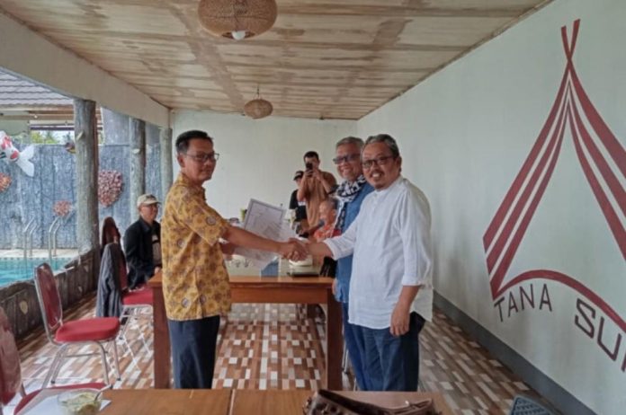 Penyerahan SK pendirian Baitul Tamwil Muhammadiyah oleh Ketua PWM Bengkulu, Fajrul Hamidi kepada pengurus, Rabu, 3 September 2025, Foto: Dok