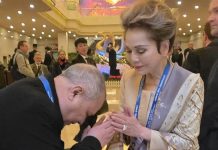 Teuku Rezasyah bersalaman dengan Dewi Soekarno di Pyongyang, Foto: Dok