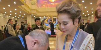Teuku Rezasyah bersalaman dengan Dewi Soekarno di Pyongyang, Foto: Dok