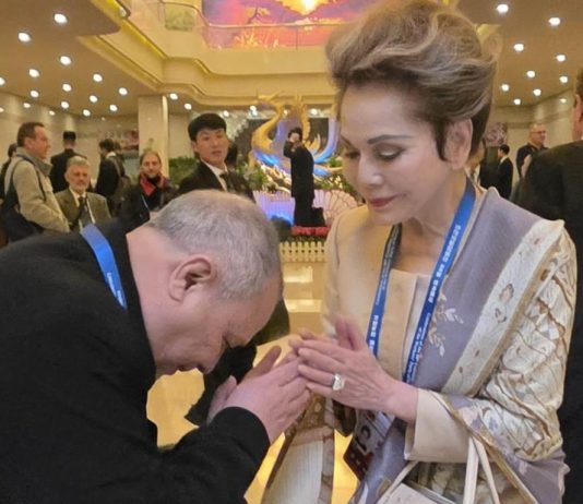 Dewi Sukarno Telah Restui Teuku Rezasyah Teuku Rezasyah bersalaman dengan Dewi Soekarno di Pyongyang, Foto: Dok