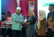 Gubernur Helmi Hasan Serahkan Penghargaan Lomba Desa Wisata 2025