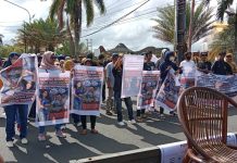 Aksi demonstrasi emak-emak di depan Kantor Gubernur Bengkulu, desak copot Kepala Dinas PU, Selasa, 13 Mei 2026, Foto: Dok/Irfan Arief