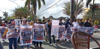 Aksi demonstrasi emak-emak di depan Kantor Gubernur Bengkulu, desak copot Kepala Dinas PU, Selasa, 13 Mei 2026, Foto: Dok/Irfan Arief