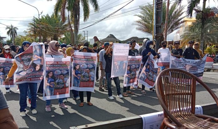 Aksi demonstrasi emak-emak di depan Kantor Gubernur Bengkulu, desak copot Kepala Dinas PU, Selasa, 13 Mei 2026, Foto: Dok/Irfan Arief Aksi demonstrasi emak-emak di depan Kantor Gubernur Bengkulu, desak copot Kepala Dinas PU, Selasa, 13 Mei 2026, Foto: Dok/Irfan Arief
