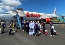 Jamaah calon haji kloter 4 Bengkulu berangkat menuju Padang, Sumatera Barat. Foto: Dok/Detk Travel