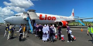 KOMUNIKASI Sorot Anggaran Pengadaan Maskapai Haji Rp 10,7 M di Biro Pemkesra Provinsi Bengkulu Jamaah calon haji kloter 4 Bengkulu berangkat menuju Padang, Sumatera Barat. Foto: Dok/Detk Travel