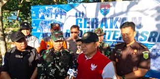 Pemprov Bengkulu Bersama TNI Sukseskan Gerakan Radin Inten Asri, Bersihkan Pantai dan Tebar 2.500 Bibit Ikan