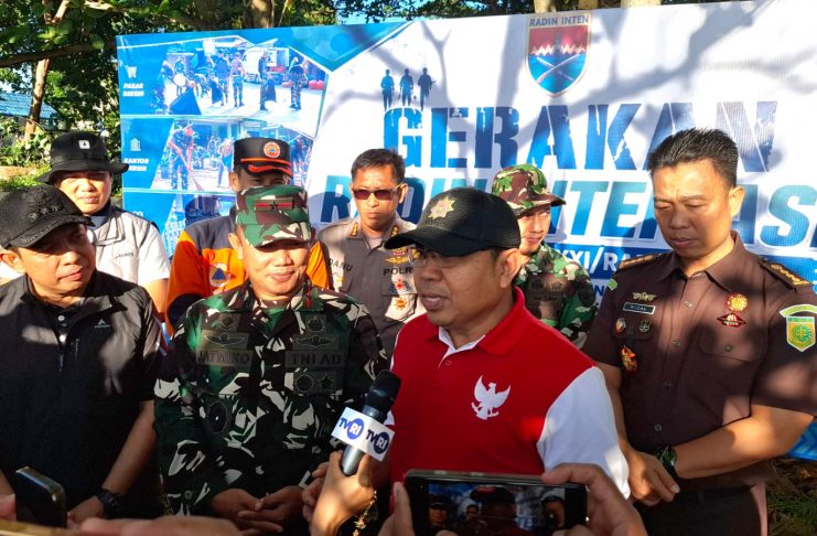 Pemprov Bengkulu Bersama TNI Sukseskan Gerakan Radin Inten Asri, Bersihkan Pantai dan Tebar 2.500 Bibit Ikan