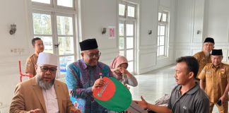 Bantu Warga Bangkit Pascakebakaran, Gubernur Helmi Serahkan Motor & Mesin Jahit