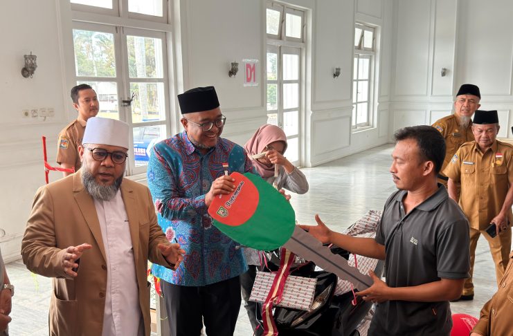 Bantu Warga Bangkit Pascakebakaran, Gubernur Helmi Serahkan Motor & Mesin Jahit