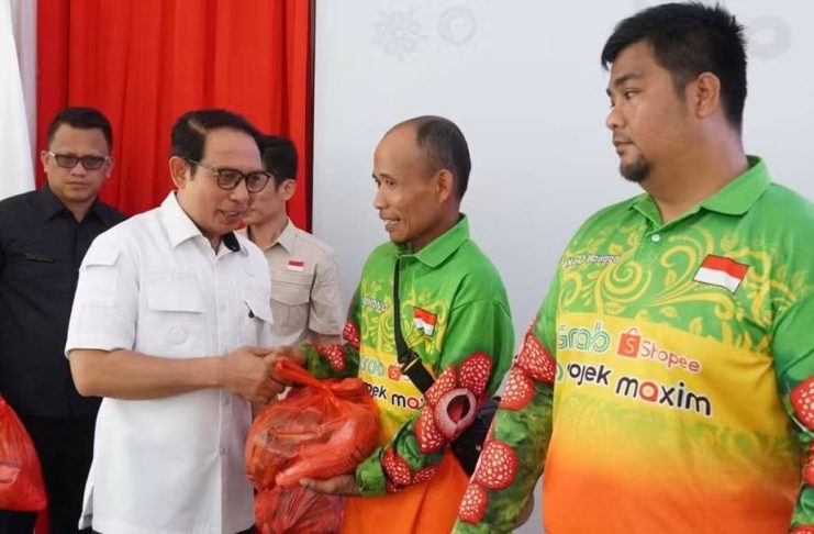 HUT LEKAD Ke-4 Salurkan Bansos, Sekitar 300 Warga Terdata Membutuhkan Bantuan