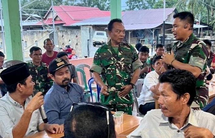 Dandim 0428/Mukomuko Letkol Inf Yokki Firmansyah saat berdialog dengan tokoh masyarakat di Mukomuko.dok_ist
