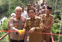 Bersama Kapolres, Bupati Kaur Resmikan Jembatan Merah Putih Presisi